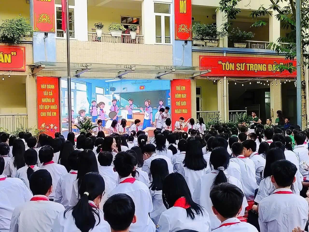 Tiết chào cờ đầu tuần ý nghĩa với tập thể 8A7 chúng em.
