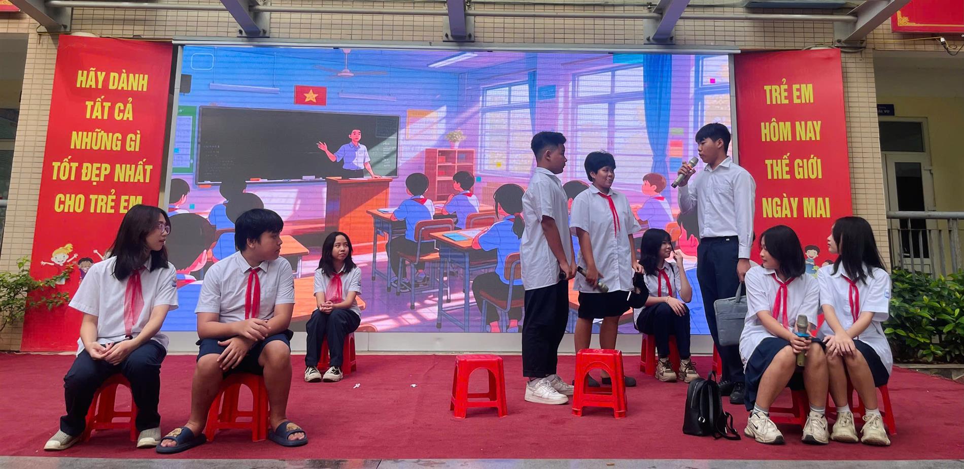 Khối chủ nhiệm 8 tích cực tham gia chương trình “Lễ ký cam kết phòng chống tệ nạn xã hội, bạo lực học đường và đảm bảo trật tự an toàn giao thông năm học 2025-2026”.