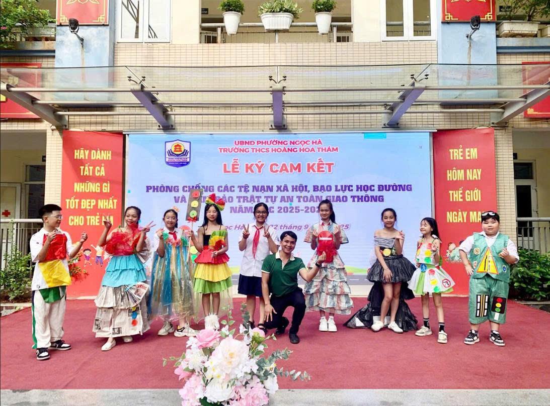 Học sinh 6A2 tỏa sáng với Thời trang tái chế – Thông điệp An toàn giao thông gửi tới mọi người.