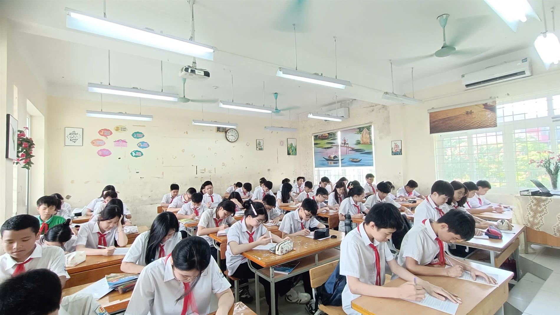 Học sinh 8A3 tham gia lễ ký cam kết: một mùa học mới với những trách nhiệm mới.