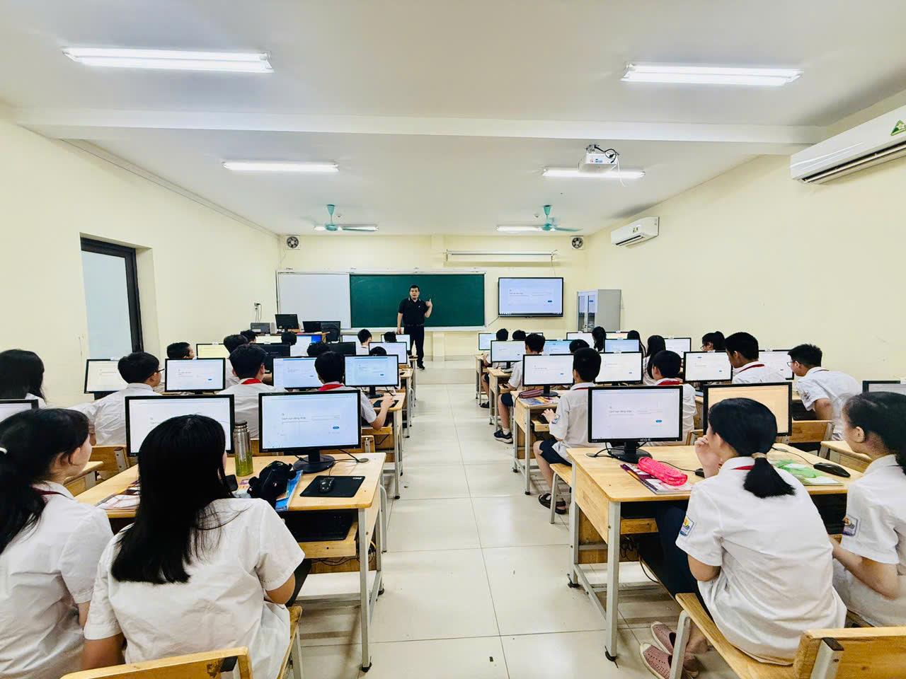 Tiết học AI đầu tiên của tập thể lớp 7A4 trường THCS Hoàng Hoa Thám