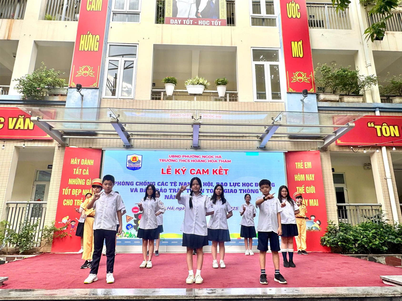 Tập thể lớp 7A3 ký cam kết phòng chống bạo lực học đường, đảm bảo trật tự an toàn giao thông.