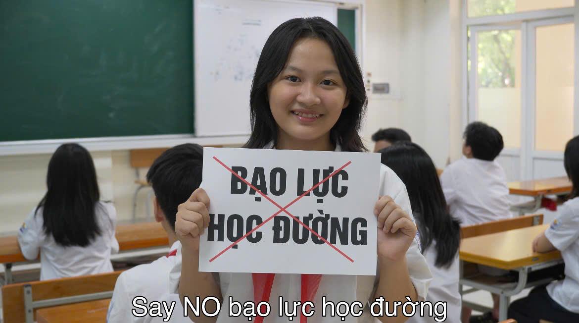 Lớp 8A4 tham gia chương trình kí kết phòng chống tệ nạn xã hội, bạo lực học đường