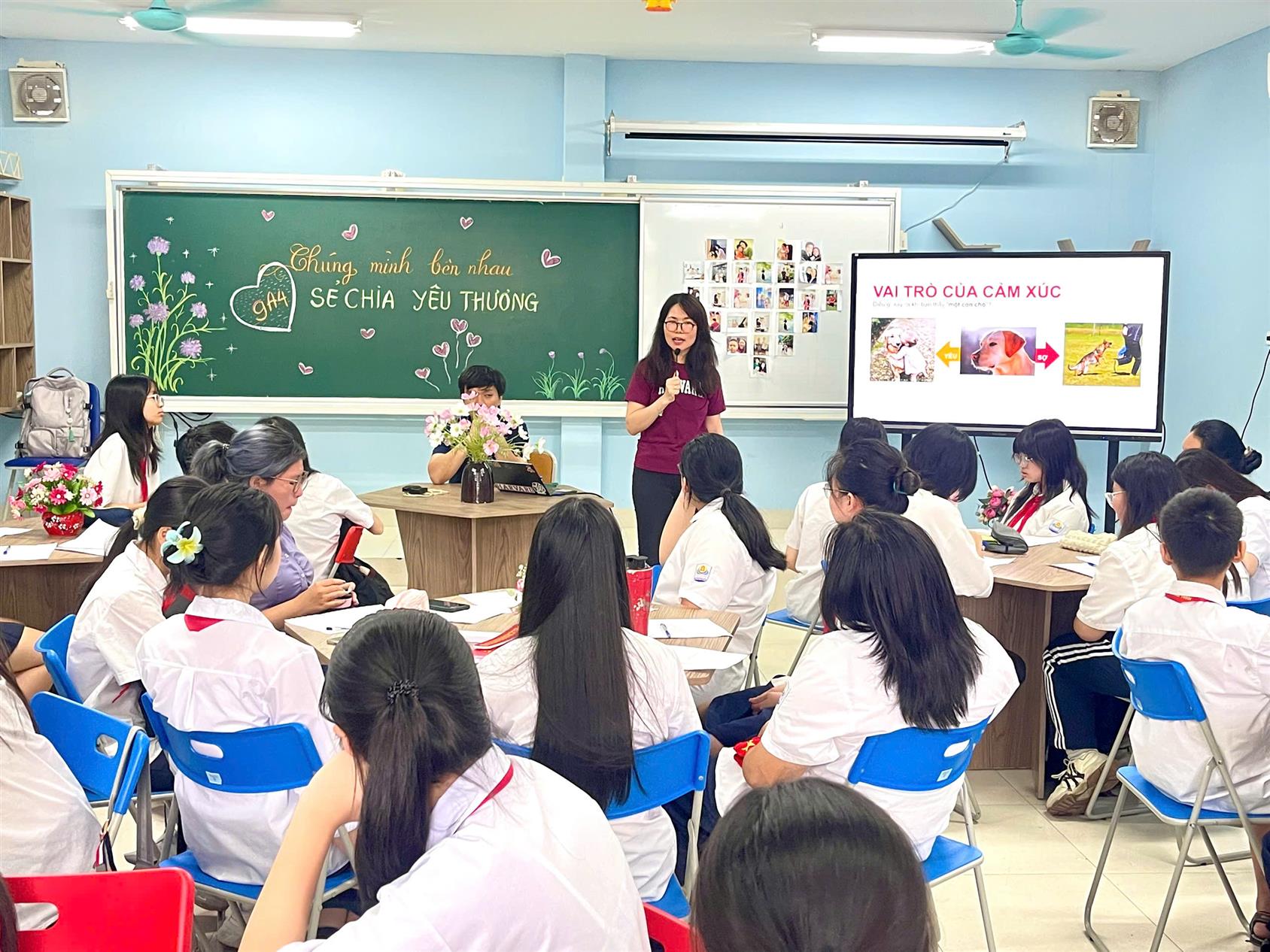 Lớp 9A4 với tiết học Hoạt động trải nghiệm đặc biệt.