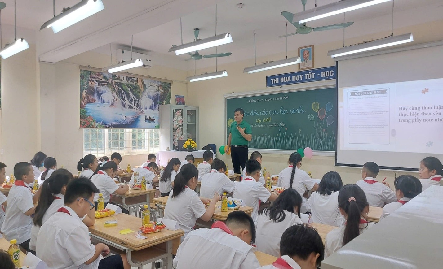 Đồng chí Nguyễn Khắc Nghĩa - Giáo viên trường THCS Hoàng Hoa Thám tích cực tham gia Ban biên tập Truyền thông của Ngành Giáo dục và Đào tạo quận Ba Đình năm 2024.
