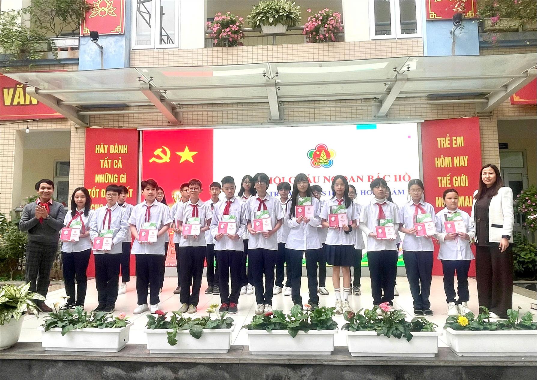 Liên đội trường THCS Hoàng Hoa Thám tổ chức Đại hội Cháu ngoan Bác Hồ: Tuyên dương những học sinh có thành tích xuất sắc trong học tập học kì I năm học 2024 – 2025