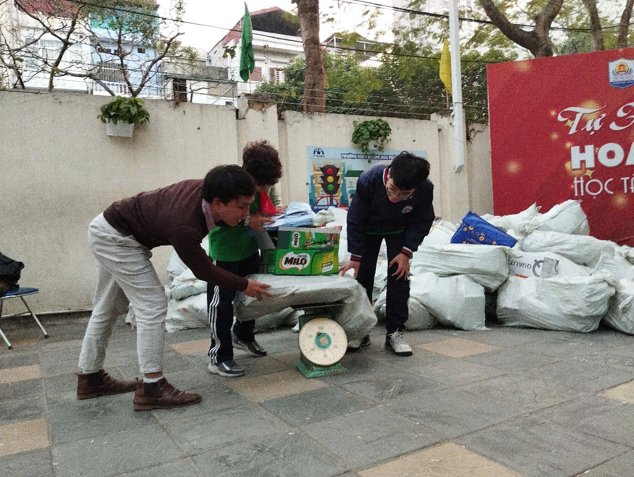 Liên đội trường THCS Hoàng Hoa Thám lan toả những hành động đẹp từ phong trào “Kế hoạch nhỏ – Việc làm nhỏ ý nghĩa lớn”