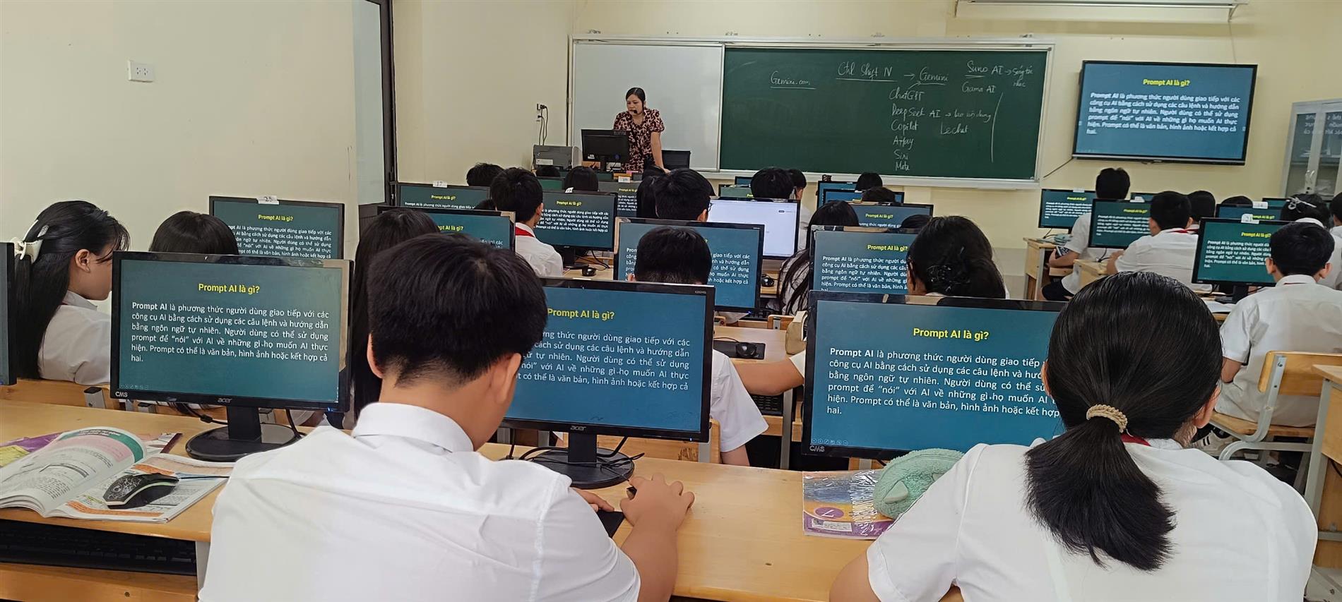 Tinh thần học tập vượt nắng thắng mưa trong những ngày thời tiết cực đoan của lớp 7A1 trường THCS Hoàng Hoa Thám