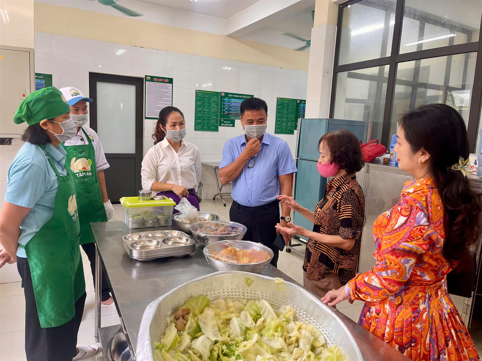 Chung tay vì bữa ăn an toàn – ban phụ huynh và nhà trường kiểm tra đột xuất bếp ăn bán trú.