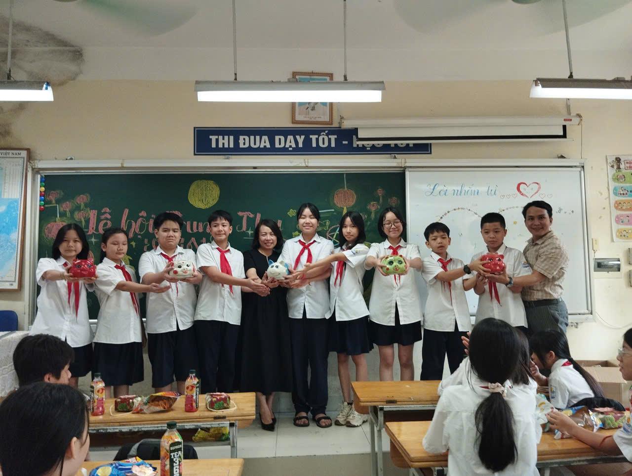 Vui Tết trung thu – nhận lợn giống cùng chú Cuội và chị Hằng lớp 7A1 xây dựng phong trào “Bạn giúp bạn” để không ai phải bỏ lại phía sau