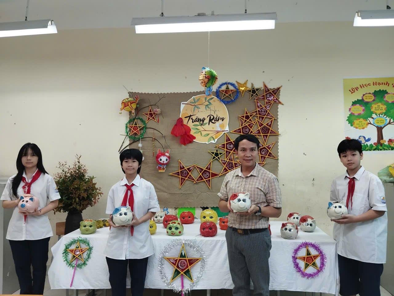 Liên đội trường THCS Hoàng Hoa Thám trao lợn giống nhân dịp Tết Trung thu lan toả yêu thương xây dựng phong trào bạn giúp bạn - Mô hình hay và sáng tạo.