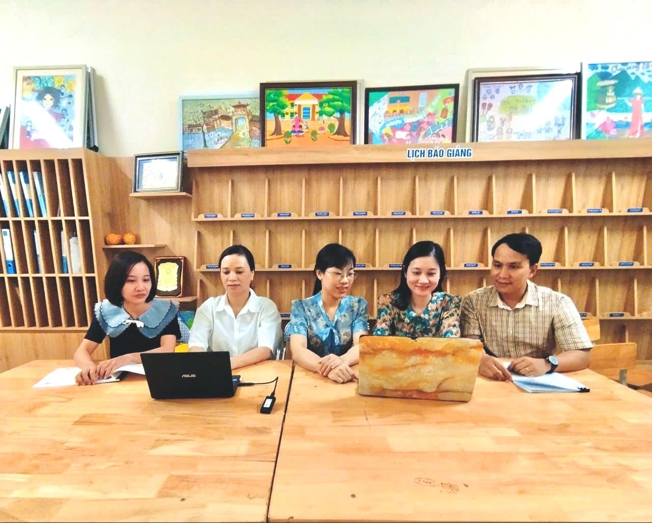 Giáo viên môn Lịch sử và Địa lí trường THCS Hoàng Hoa Thám tham gia tập huấn nâng cao năng lực kiểm tra, đánh giá theo Chương trình GDPT 2018