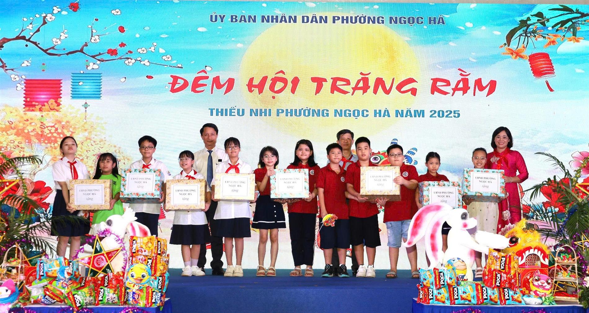 150 học sinh trường THCS Hoàng Hoa Thám đại diện cho thiếu nhi phường Ngọc Hà tham gia chương trình “Đêm hội trăng rằm - Vui trung thu phá cỗ”