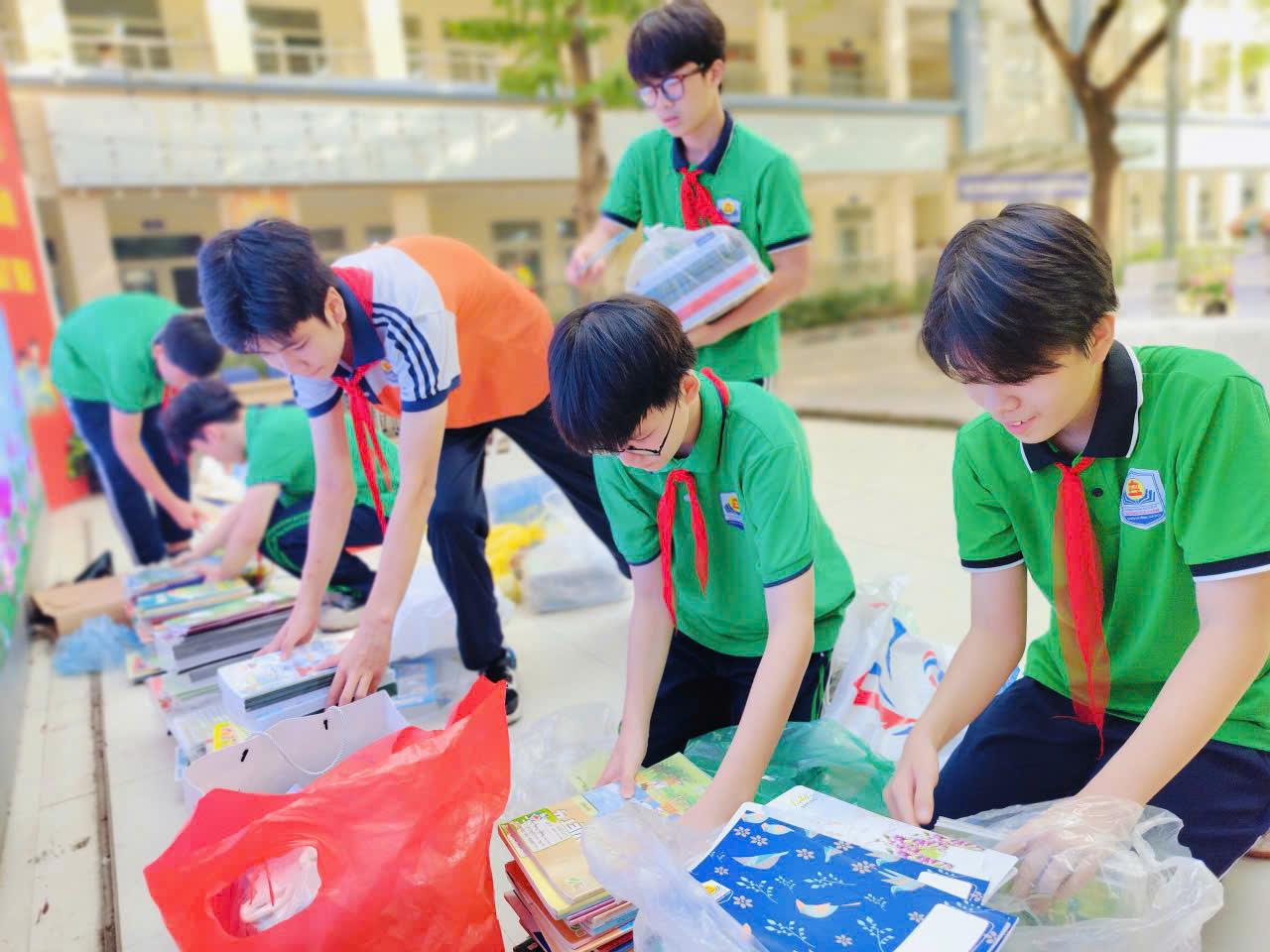 Thầy trò Trường THCS Hoàng Hoa Thám cùng hướng về miền lũ