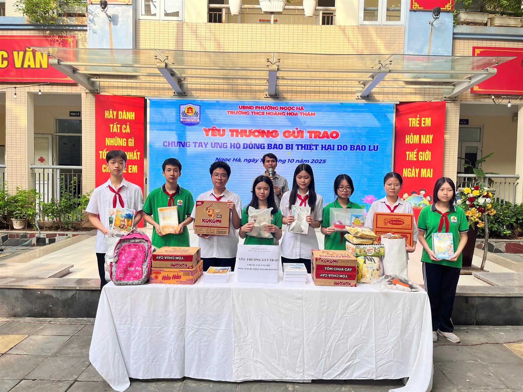 Tập thể lớp 9A2 đã tích cực tham gia chương trình “Quyên góp ủng hộ đồng bào vùng lũ” với tất cả tấm lòng chân thành và ấm áp.