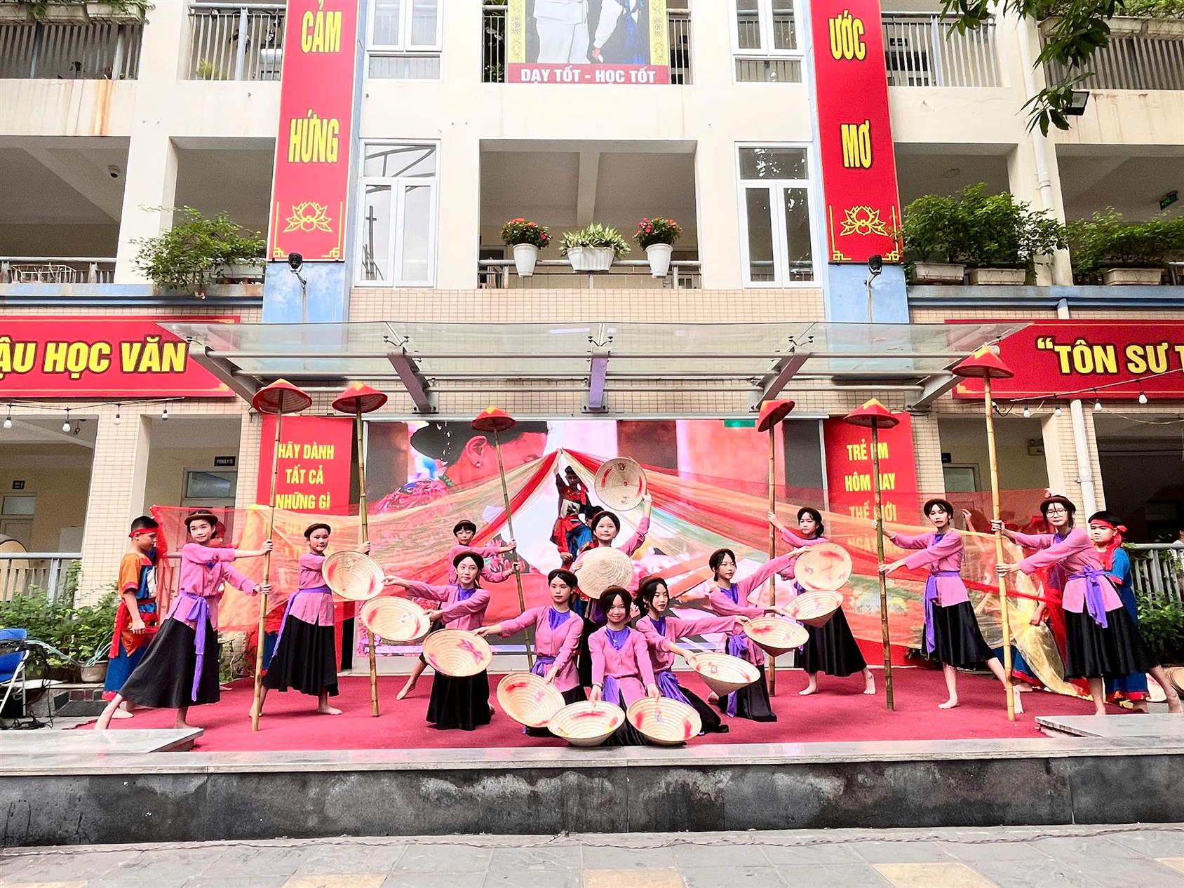 Lớp 7A1 ghi dấu ấn tại Hội diễn văn nghệ chào mừng 50 mùa hoa rực rỡ của THCS Hoàng Hoa Thám