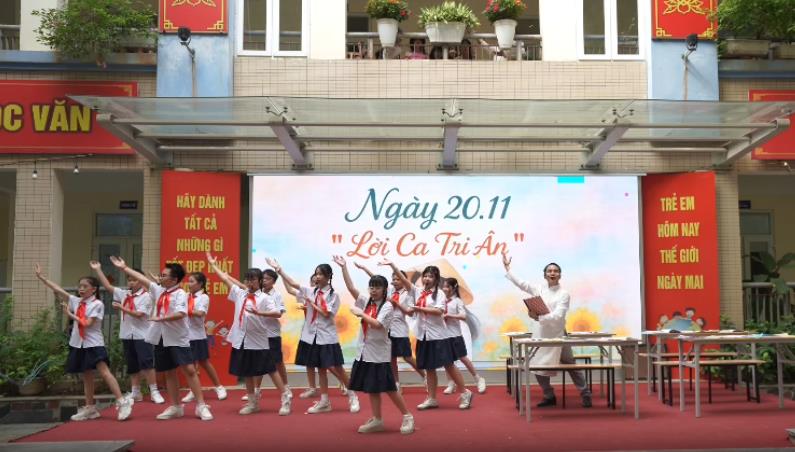 Sắc màu nghệ thuật từ hội diễn văn nghệ kết nối trái tim mừng ngôi trường THCS Hoàng Hoa Thám 50 mùa hoa rực rỡ