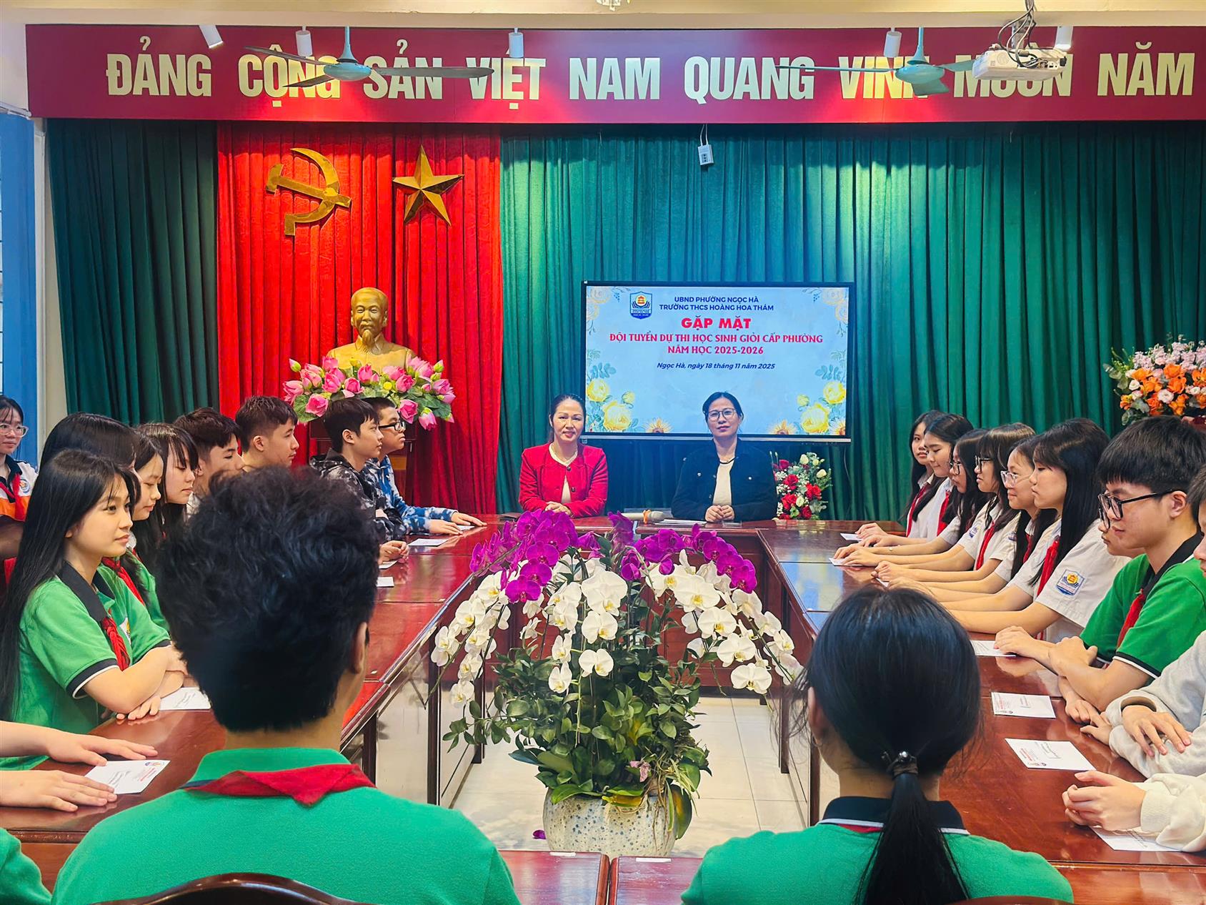 Trường THCS Hoàng Hoa Thám gặp mặt, động viên đội ngũ thầy cô lãnh đội và các đội tuyển học sinh giỏi cấp phường năm học 2025 – 2026