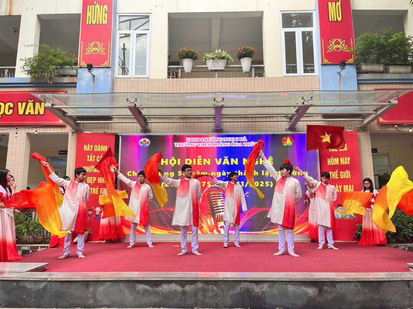 Dấu ấn 8A3: Màn trình diễn ấn tượng tại Hội diễn Văn nghệ kỷ niệm 50 năm thành lập trường.