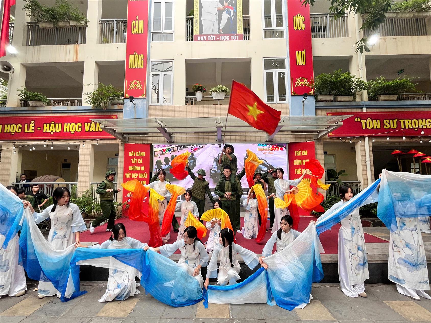 8A4 – Tiết mục đặc sắc, ấn tượng tại Hội diễn văn nghệ chào mừng 20/11.