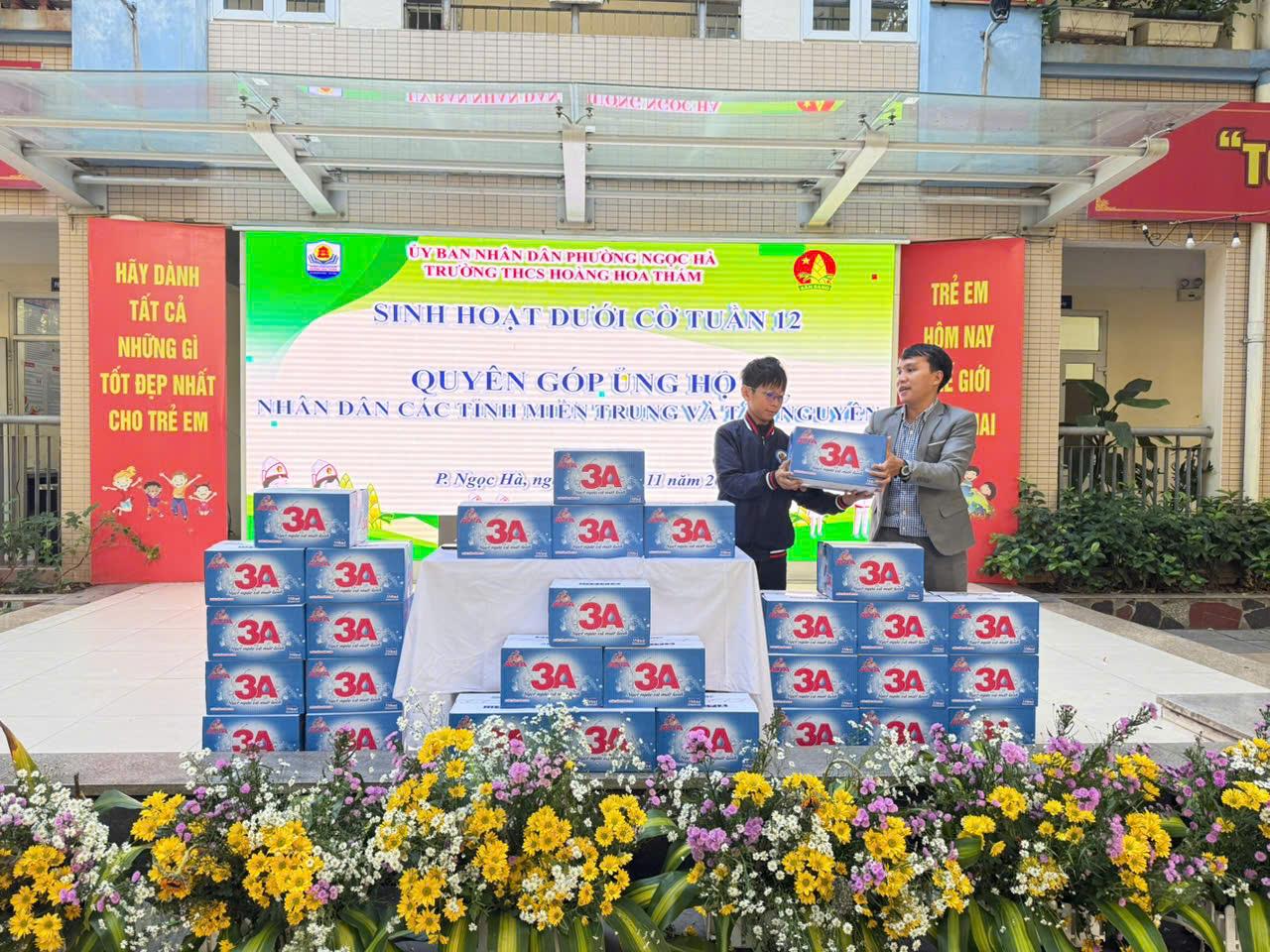 Cán bộ Giáo viên, Nhân viên và Học sinh trường THCS Hoàng Hoa Thám hướng về đồng bào miền Trung - Tây nguyên.