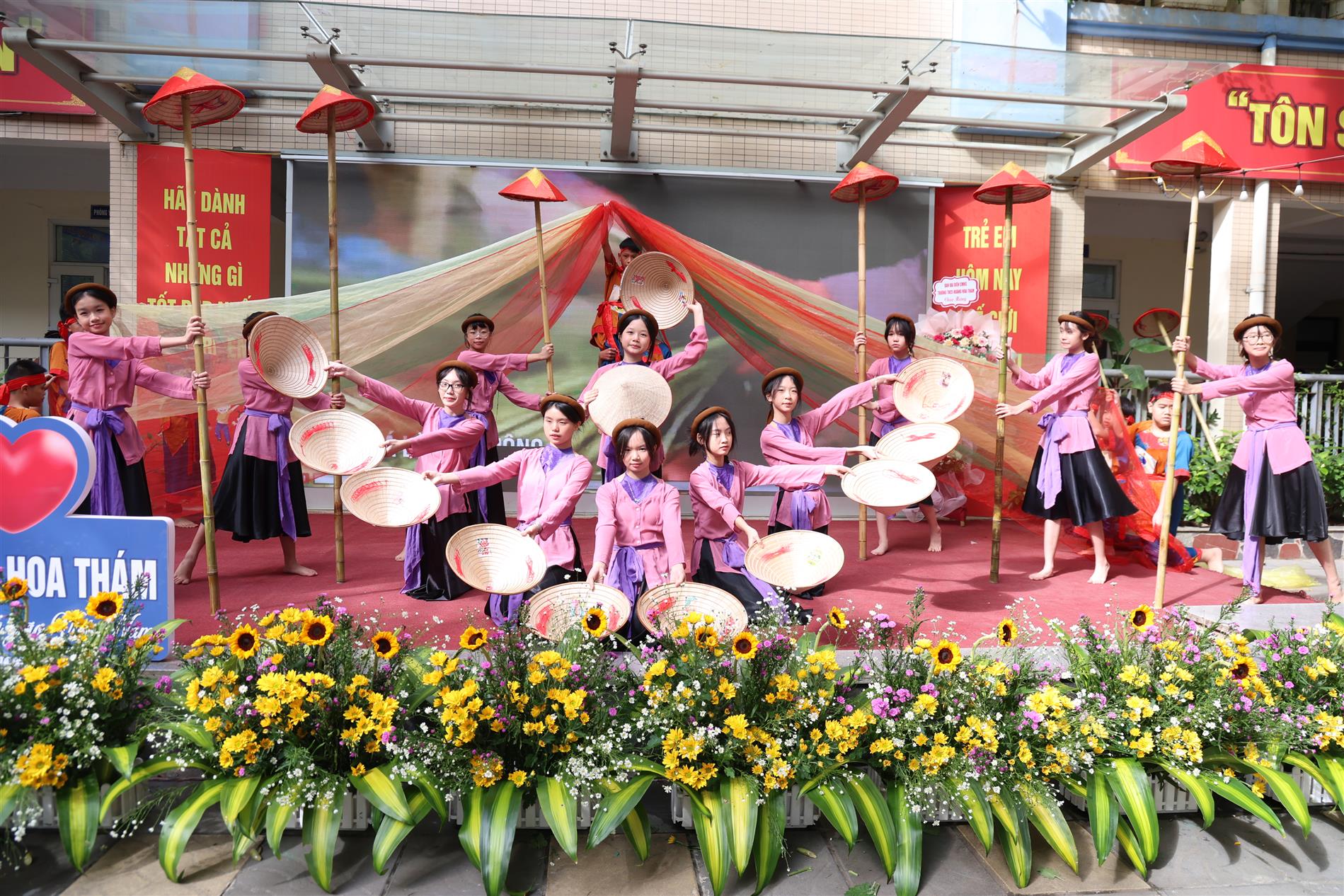 Lớp 7A1 ghi dấu ấn trong chùm hoạt động kỷ niệm 50 năm thành lập trường THCS Hoàng Hoa Thám