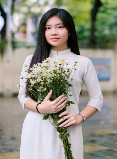 Nguyễn Thùy Dương học sinh lớp 9A2 trường THCS Hoàng Hoa Thám – lớp trưởng ấm áp của chúng tôi