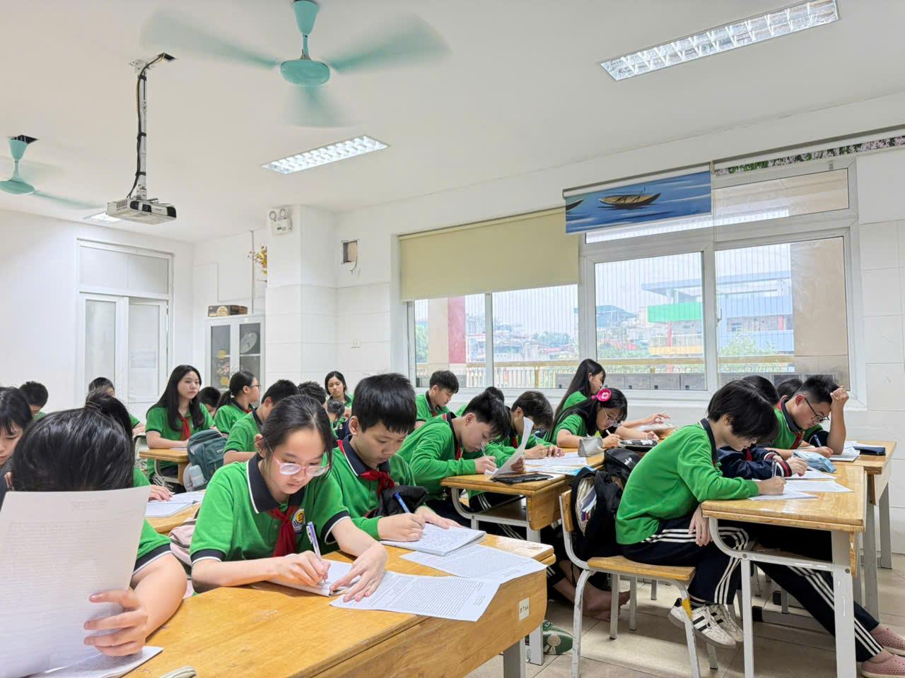 Học sinh lớp 7A4 tích cực ôn tập, sẵn sàng cho kì thi cuối học kì 1.