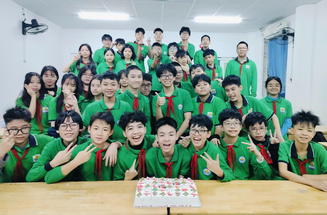 Tiết sinh hoạt dưới cờ ý nghĩa của lớp 8A7: Chung tay phòng chống bạo lực học đường – Lan tỏa yêu thương qua những lời chúc sinh nhật.