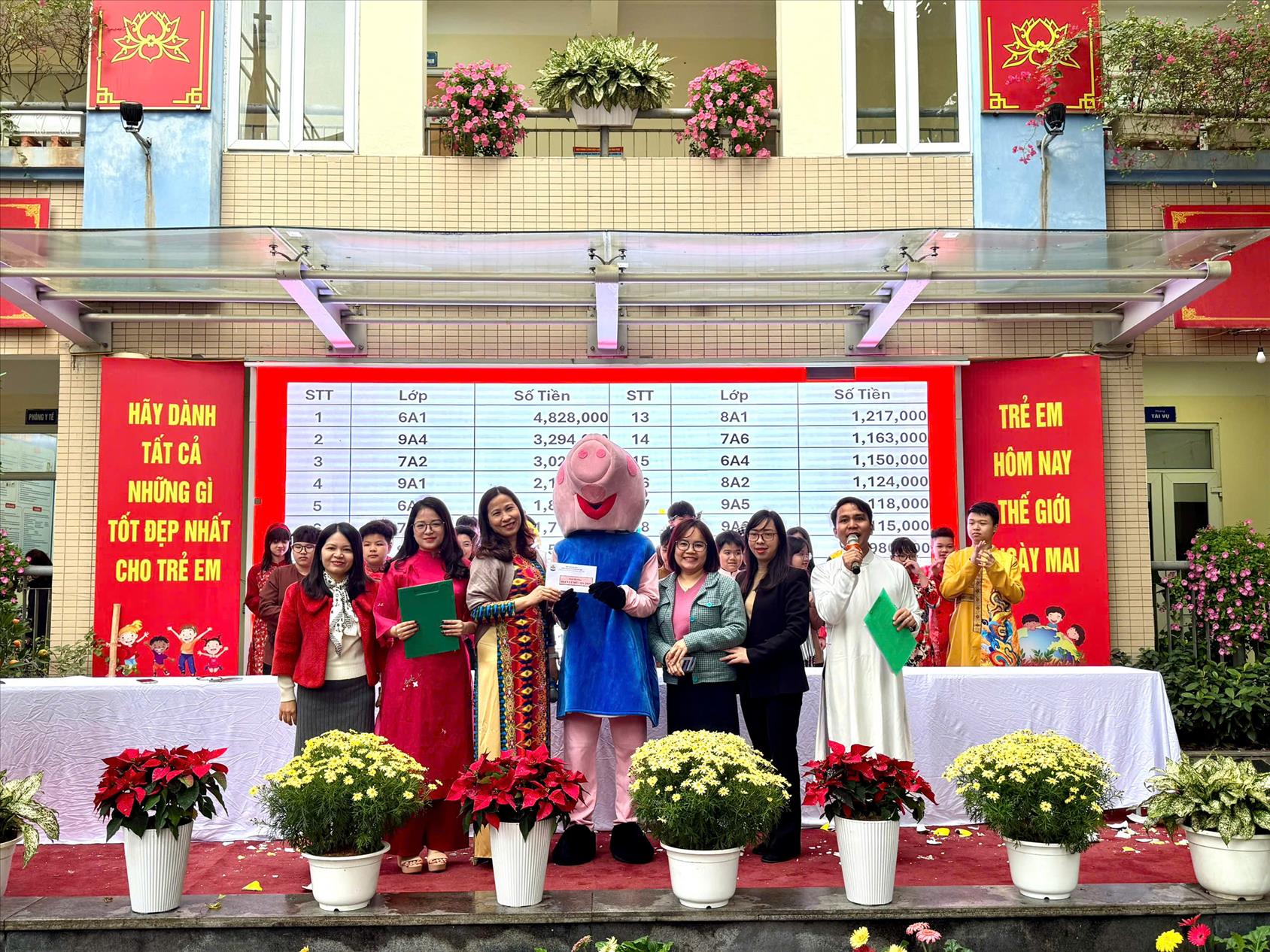 Tập thể 9A4 tích cực tham gia “Hội vui mổ lợn” lần thứ II tại ngôi trường THCS Hoàng Hoa Thám
