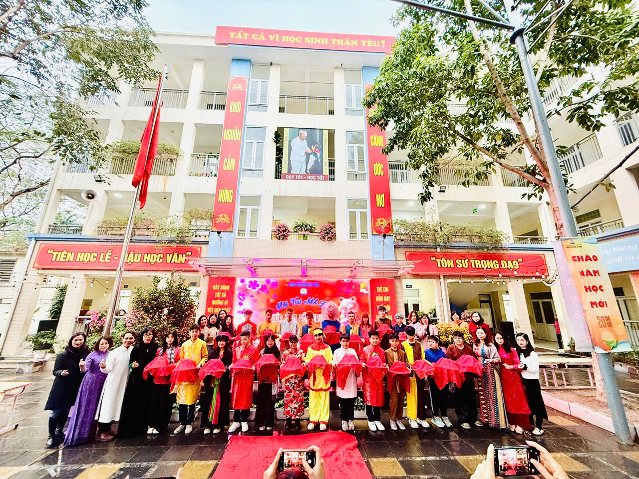 Hội vui mổ lợn lần thứ II - Hoạt động chào Xuân Ất Tỵ lan toả tình yêu thương xây dựng quỹ “Bạn giúp bạn” tại ngôi trường THCS Hoàng Hoa Thám.
