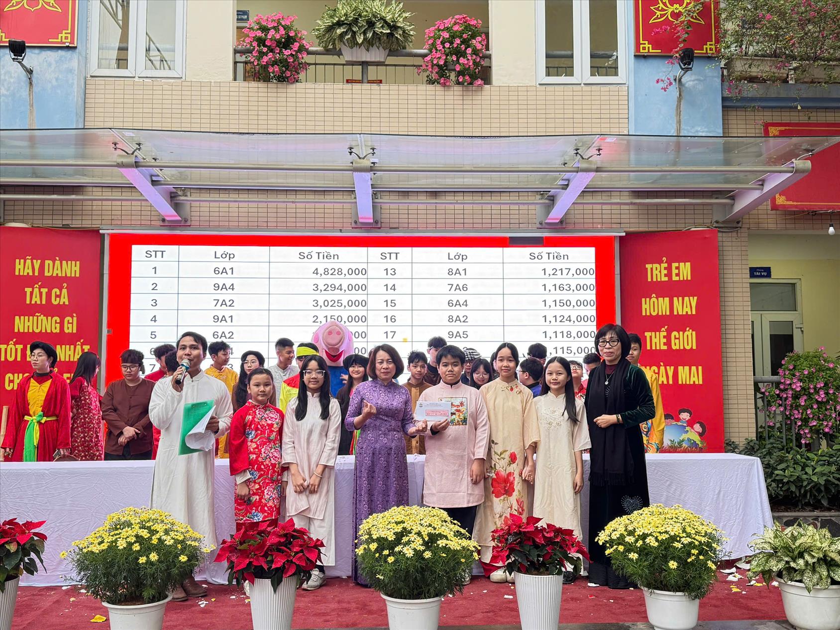 Cô lợn đất màu hồng của lớp 6A1: "Béo nhất" tại “Hội vui mổ lợn” lần thứ II xây dựng quỹ giúp bạn đến trường