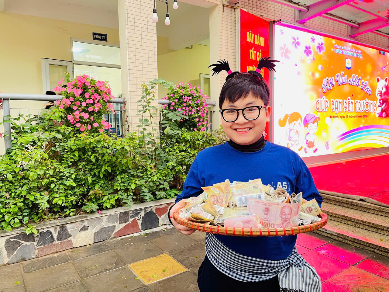 Hội thi mổ lợn - Giúp bạn đến trường Nghĩa cử cao đẹp từ những người bạn học sinh 6A5