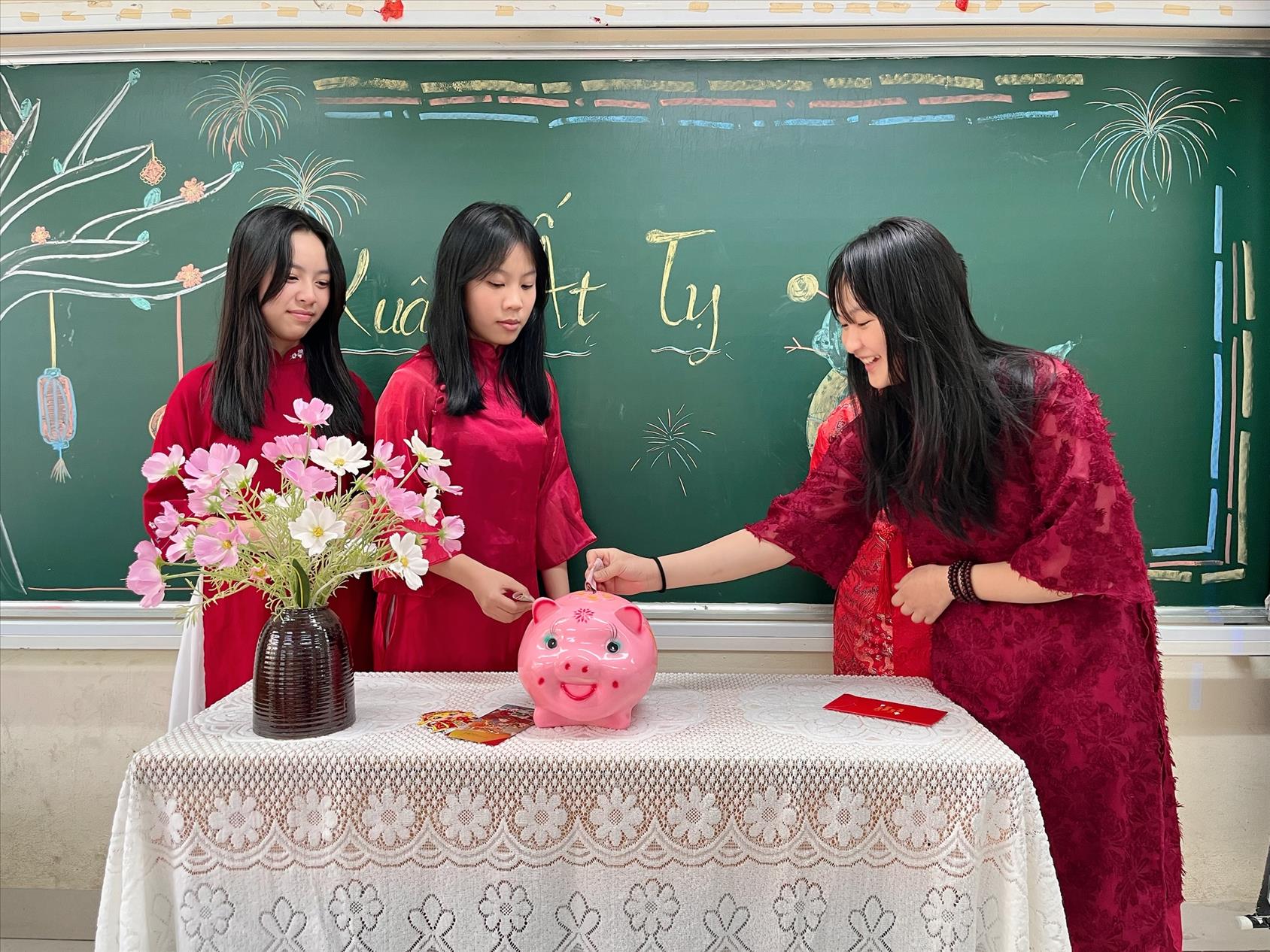 Lớp 7A4 hưởng ứng phong trào “Nuôi heo đất – Giúp bạn đến trường”