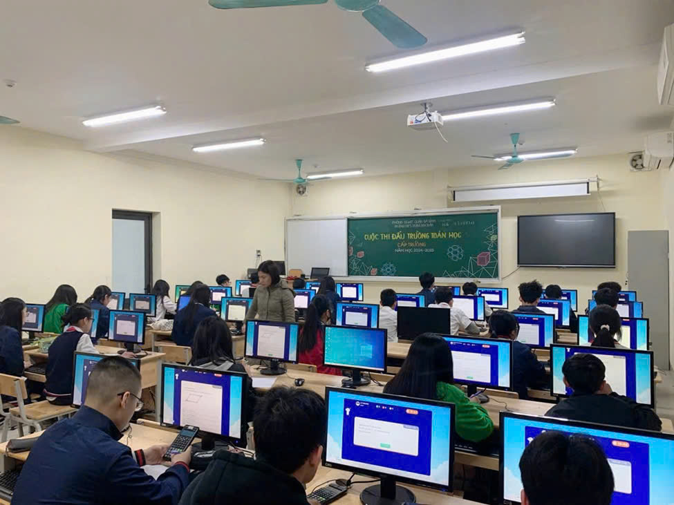Những chiến binh 8A3 trên hành trình chinh phục tri thức tại vòng thi Đấu trường Toán học và Tiếng anh cấp trường.