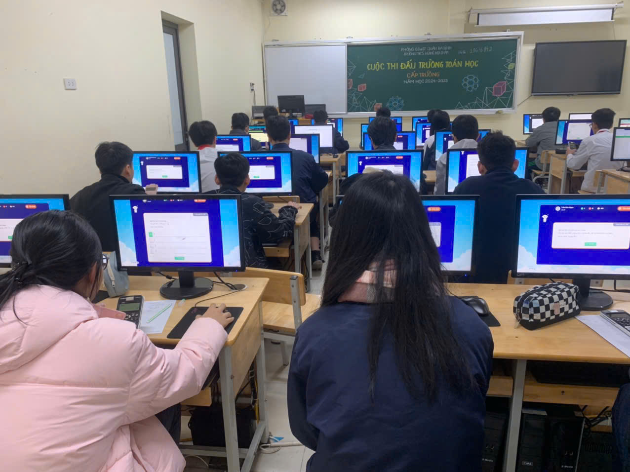 Các bạn học sinh 9A1 tích cực tham gia vòng thi Đấu trường toán học cấp trường