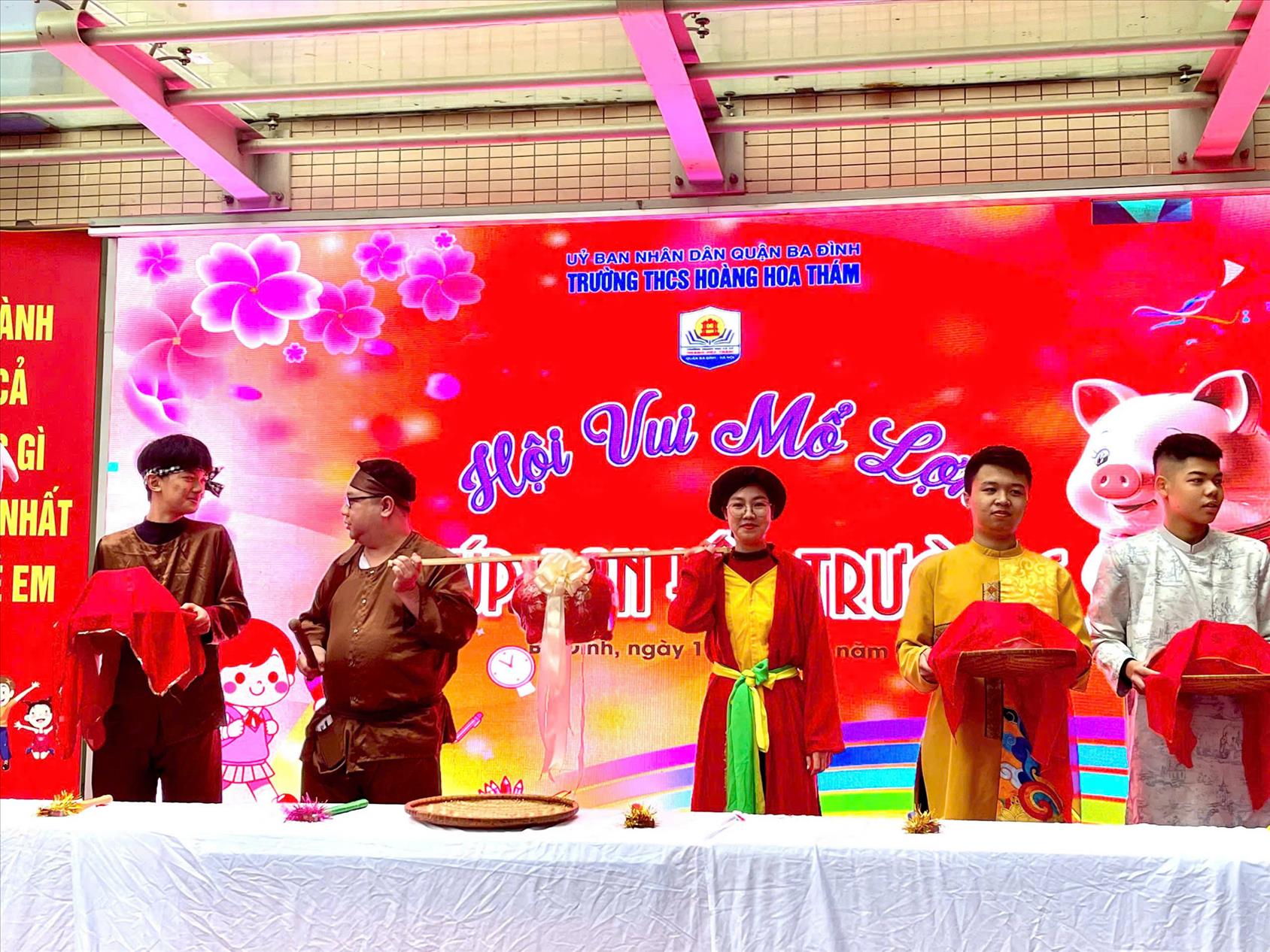 Tập thể lớp 9A2 tham gia “Hội vui mổ lợn” lần thứ II với những tấm lòng nhân ái và sự sẻ chia.