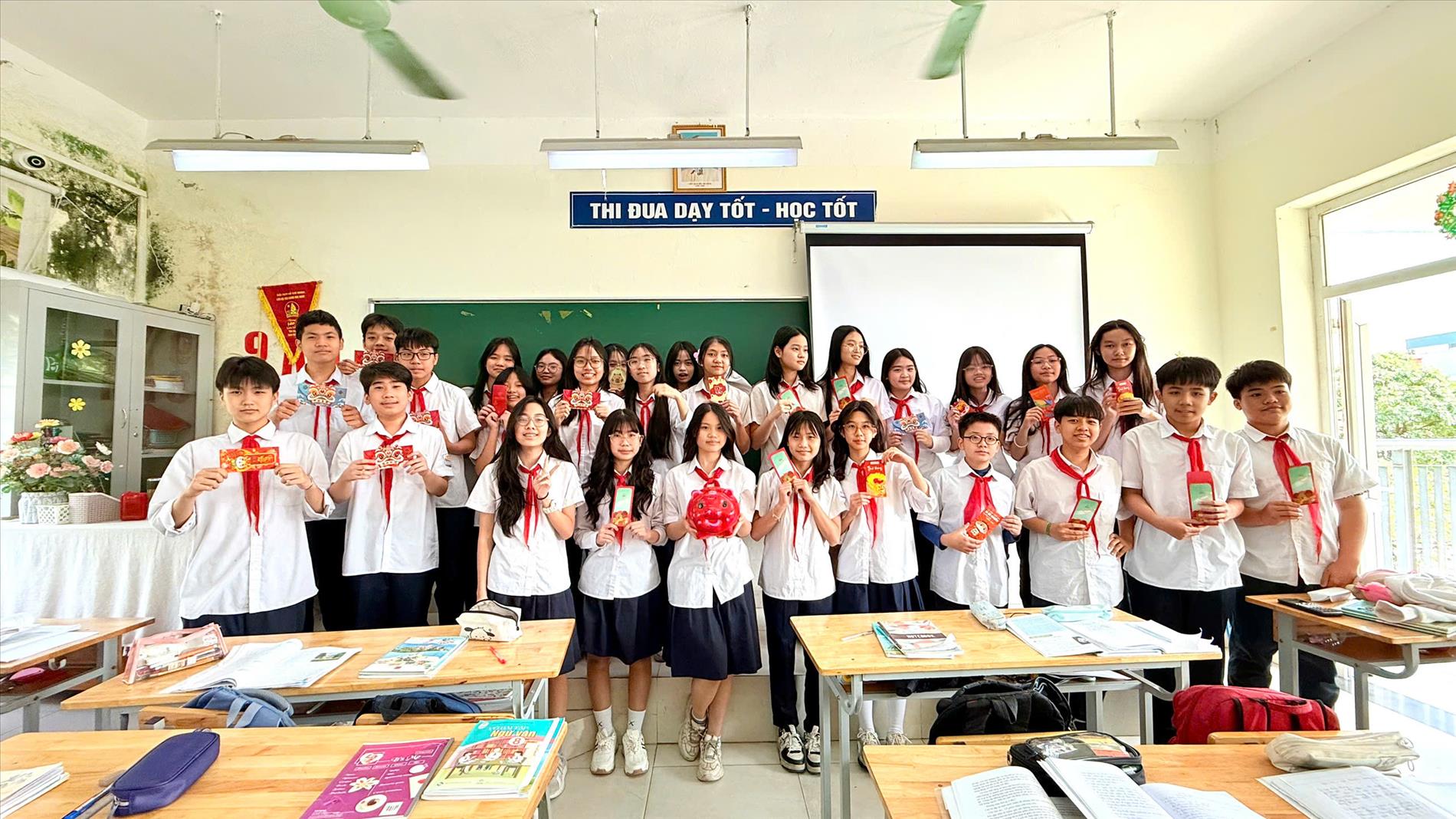 Tiết học Hoạt động trải nghiệm đầu năm đầy hứng khởi ở lớp 8A1