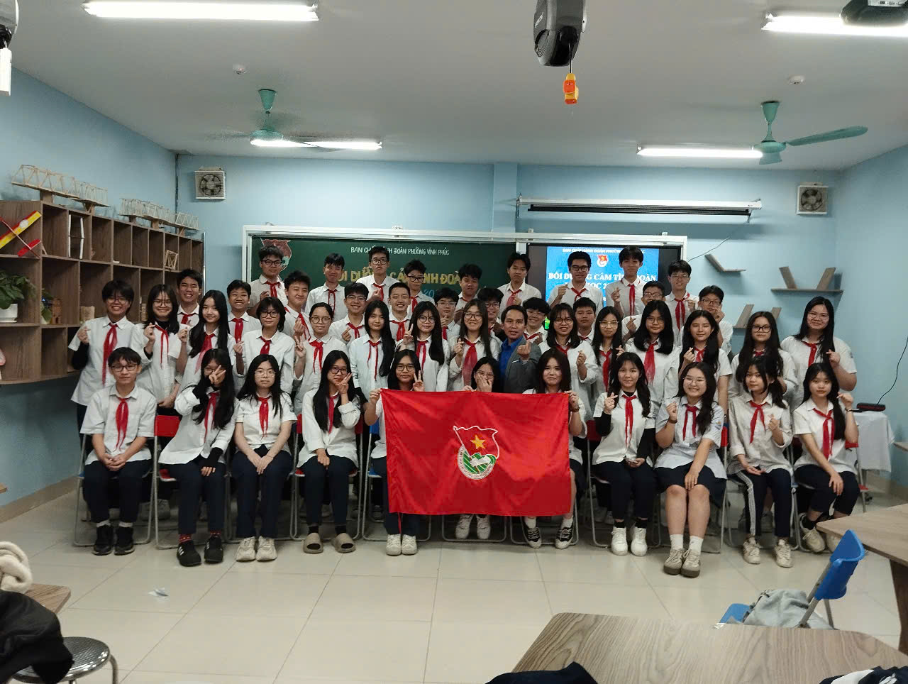 Học sinh lớp 9A4 tích cực tham gia lớp học “Bồi dưỡng cảm tình Đoàn” do thầy giáo Bùi Ngọc Đạo phụ trách.