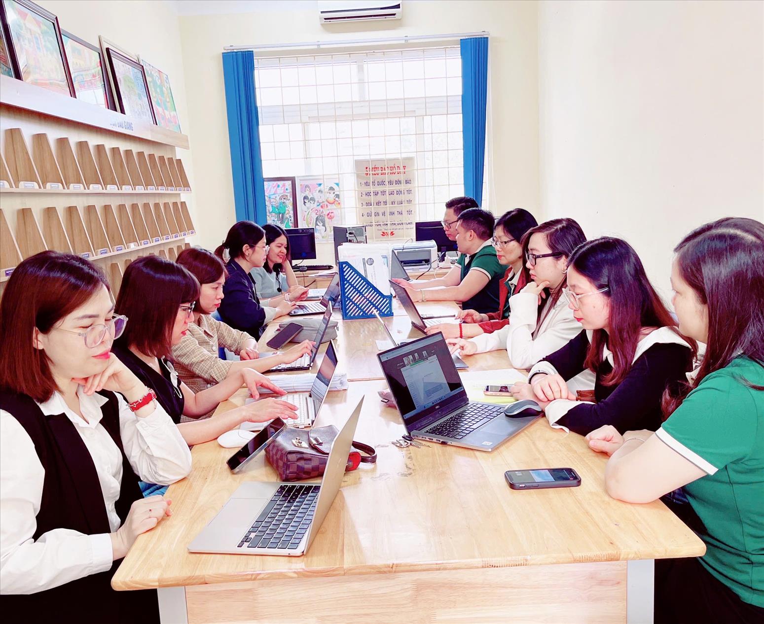 Giáo viên tổ tự nhiên trường THCS Hoàng Hoa Thám tích cực tham gia tập huấn ứng dụng AI trong dạy học