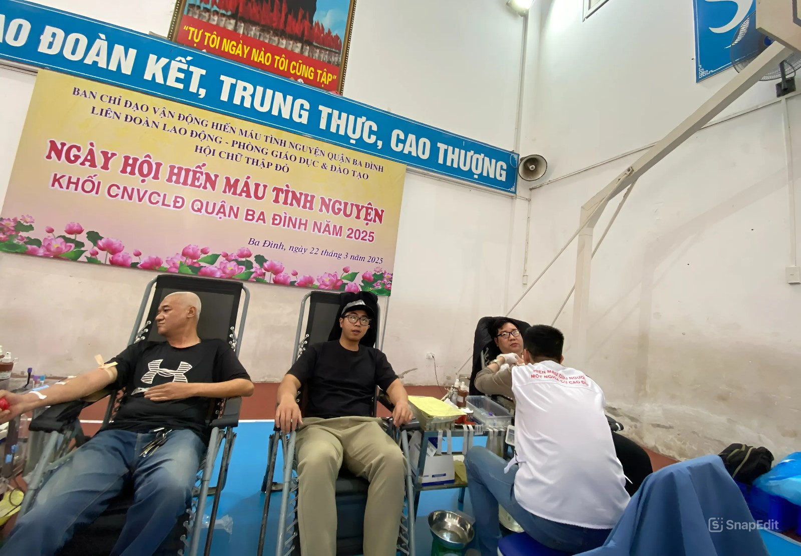 Giáo viên trường THCS Hoàng Hoa Thám hăng hái tham gia ngày hội hiến máu tình nguyện 2025