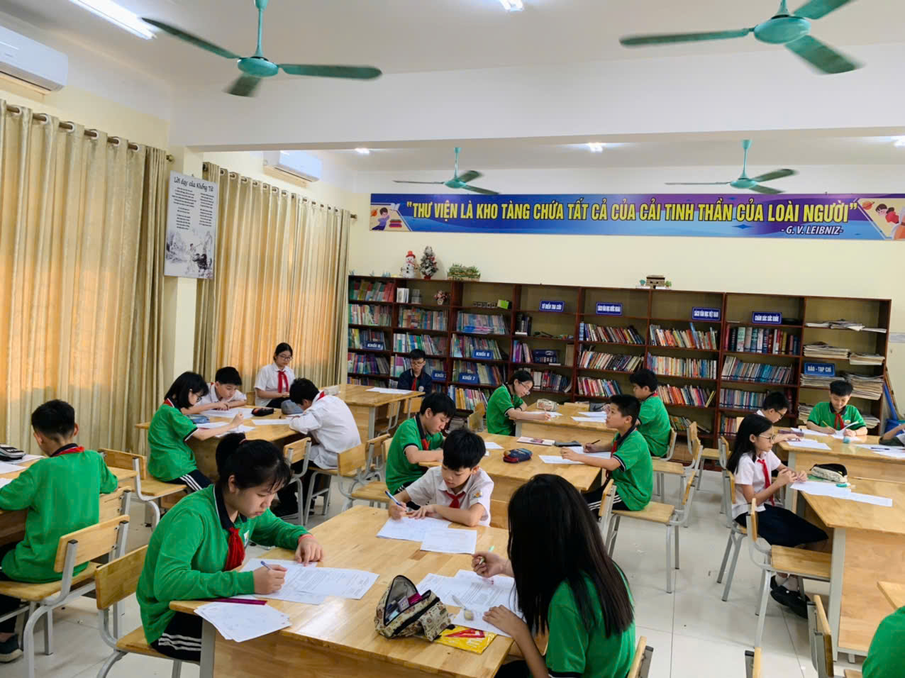 Học sinh khối 6, 7, 8 trường THCS Hoàng Hoa Thám tranh tài tại Kỳ thi Olympic Toán và Khoa học cấp trường