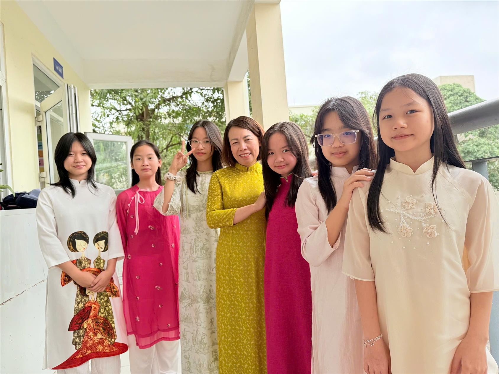 Cô trò lớp 6A1 trường THCS Hoàng Hoa Thám hưởng ứng tuần lễ áo dài, tôn vinh vẻ đẹp người phụ nữ Việt Nam.