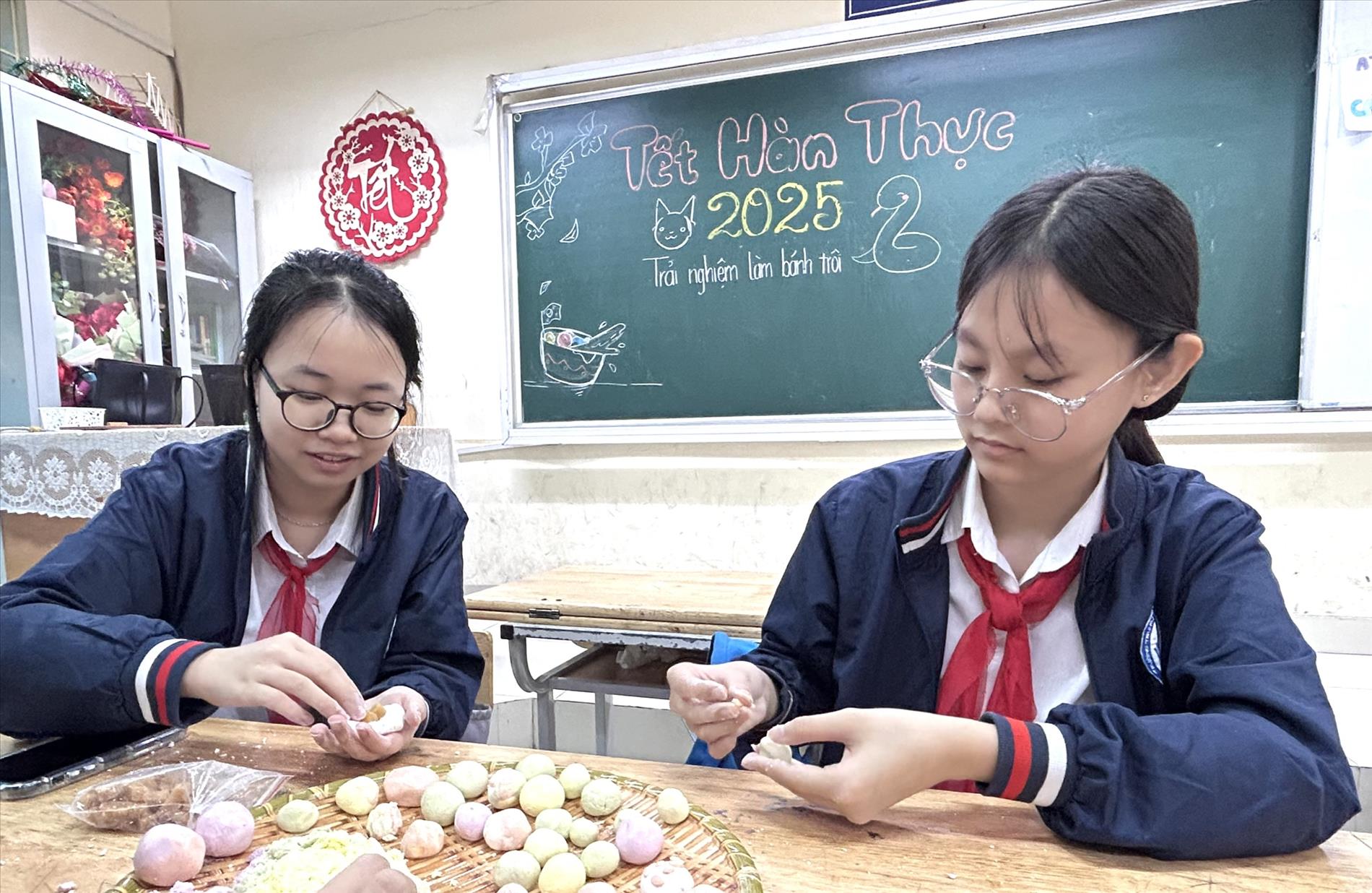 Trải nghiệm làm bánh trôi trong Tết Hàn Thực cùng lớp 8A5