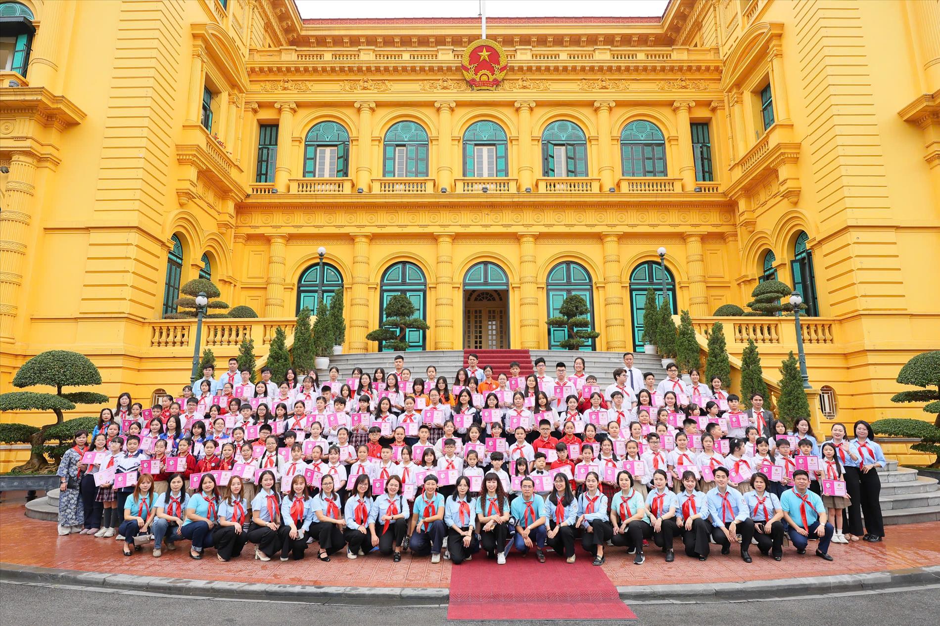 Đoàn đại biểu Cháu ngoan Bác Hồ của Liên đội trường THCS Hoàng Hoa Thám báo công dâng Bác lan toả phong trào "Thiếu nhi Việt Nam - Học tập tốt, rèn luyện chăm"