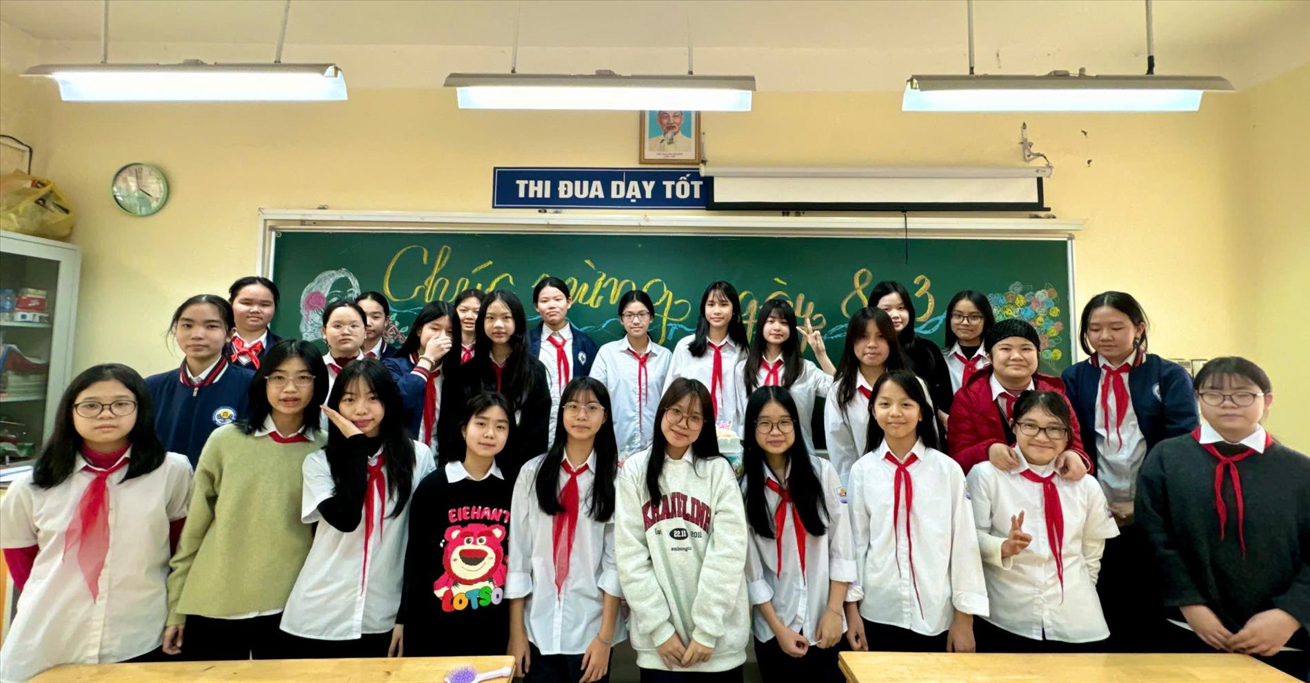 Chúc mừng ngày Quốc tế Phụ nữ 8/3 từ tập thể lớp 7A1! 🌺