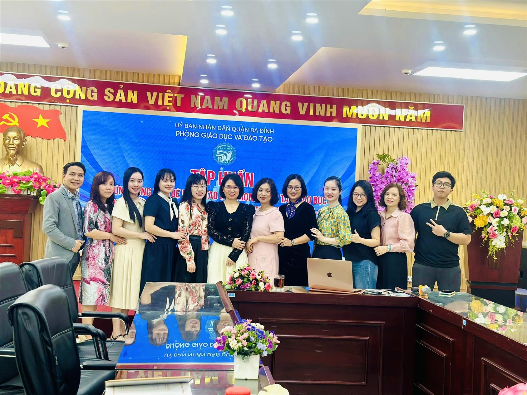 Giáo viên tổ xã hội trường THCS Hoàng Hoa Thám chủ động, tích cực tham gia tập huấn ứng dụng AI trong giảng dạy nâng cao năng lực chuyên môn trong kỷ nguyên số.
