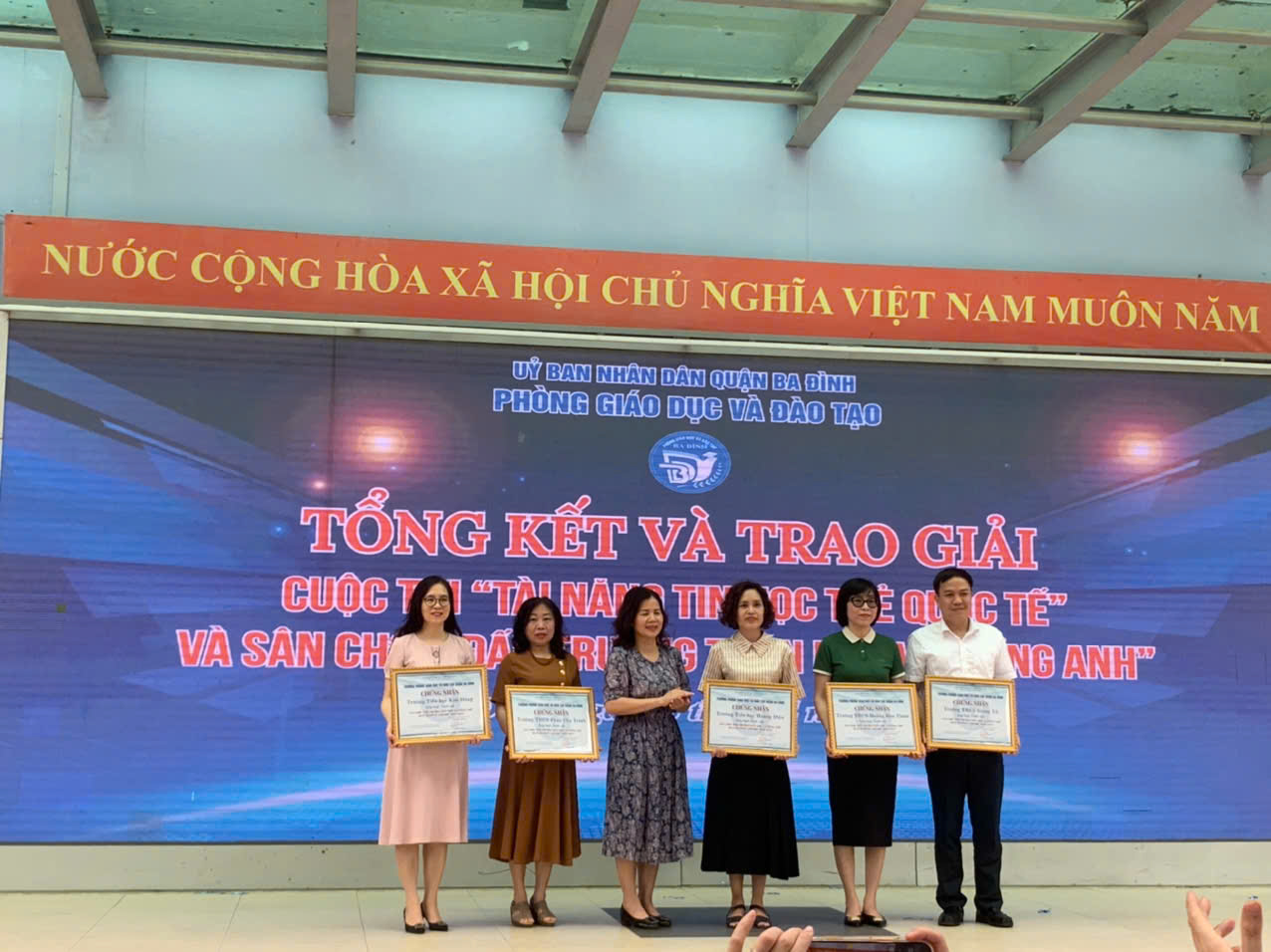 Tự hào THCS Hoàng Hoa Thám - tập thể có thành tích xuất sắc tại sân chơi “Đấu trường toán học” và Tiếng Anh Quận Ba Đình