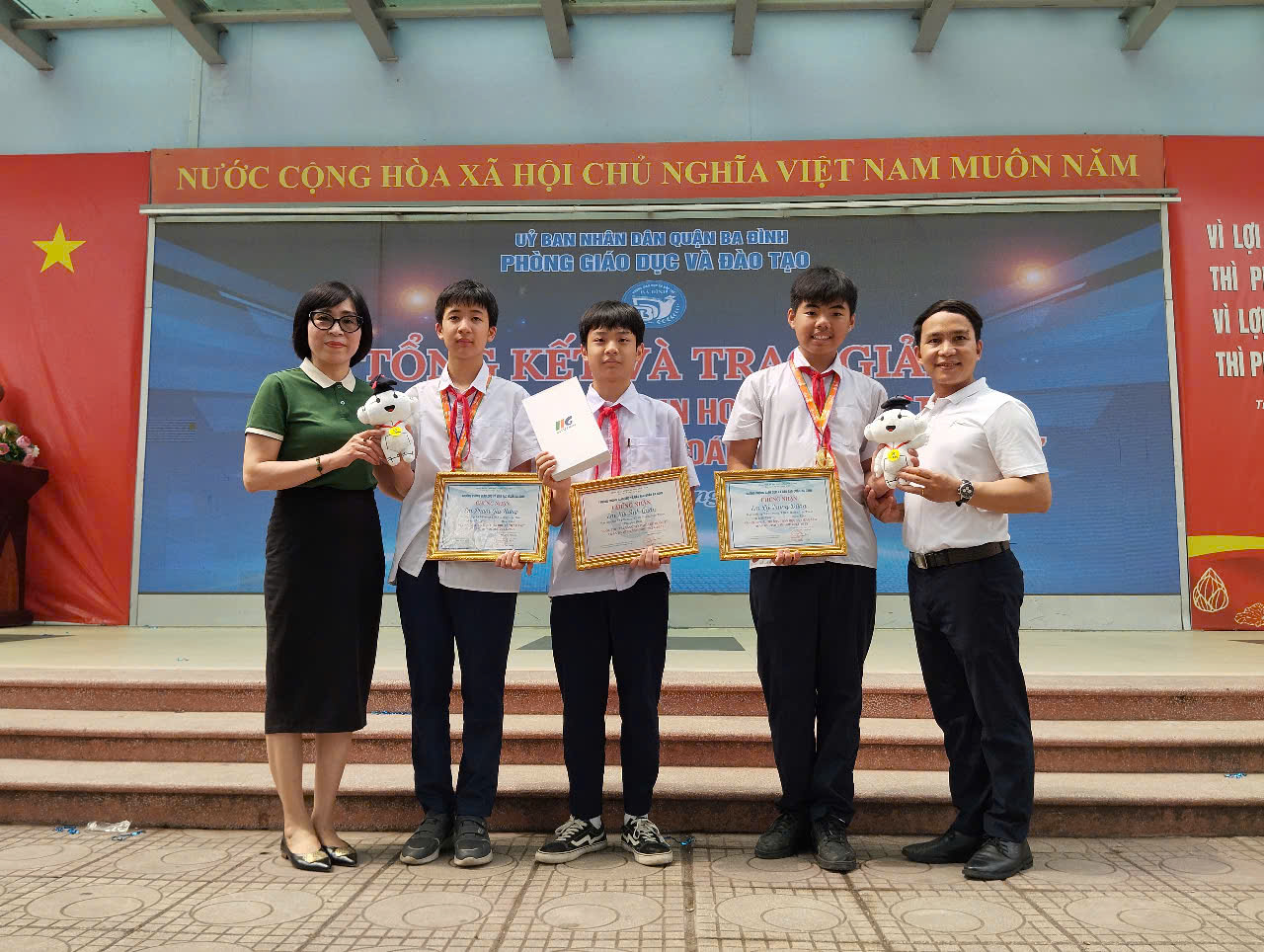 Giải Vàng lấp lánh gọi tên học sinh trường THCS Hoàng Hoa Thám  tại các sân chơi trí tuệ: Tài năng Tin học trẻ Quốc tế Thành phố Hà và “Đấu trường Toán học" và Tiếng Anh quận Ba Đình
