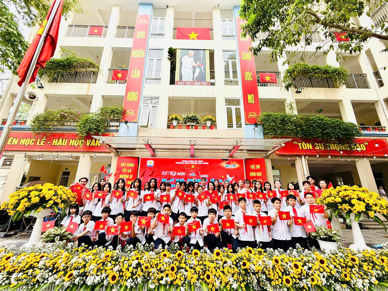 Khơi dậy lòng yêu nước qua những hoạt động thiết thực chào mừng 50 năm Ngày Giải phóng hoàn toàn miền Nam, thống nhất đất nước của học sinh lớp 6A1